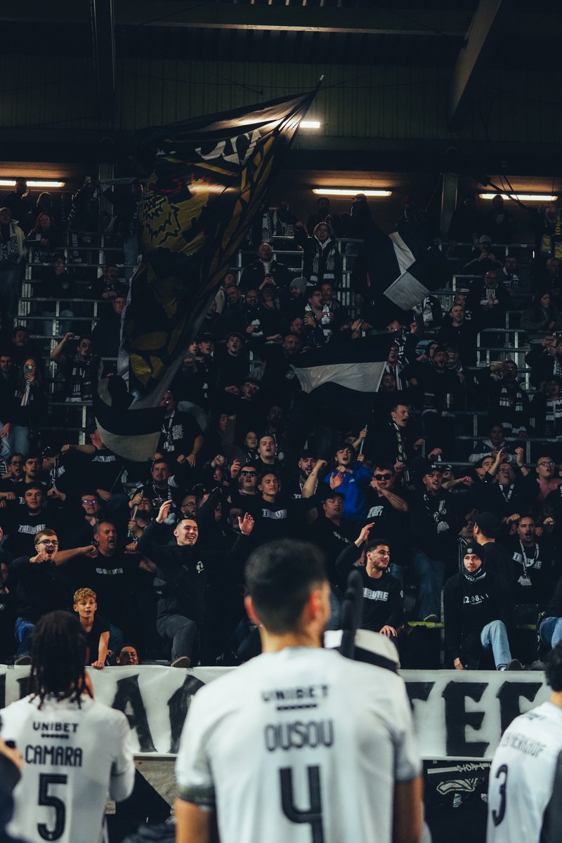 SportCharleroi's tweet image. 𝗨𝗻𝗲 𝗯𝗼𝗻𝗻𝗲 𝘀𝗼𝗶𝗿𝗲́𝗲 ! ✅

#CHAWES #NapoleonScore ⚫️⚪️