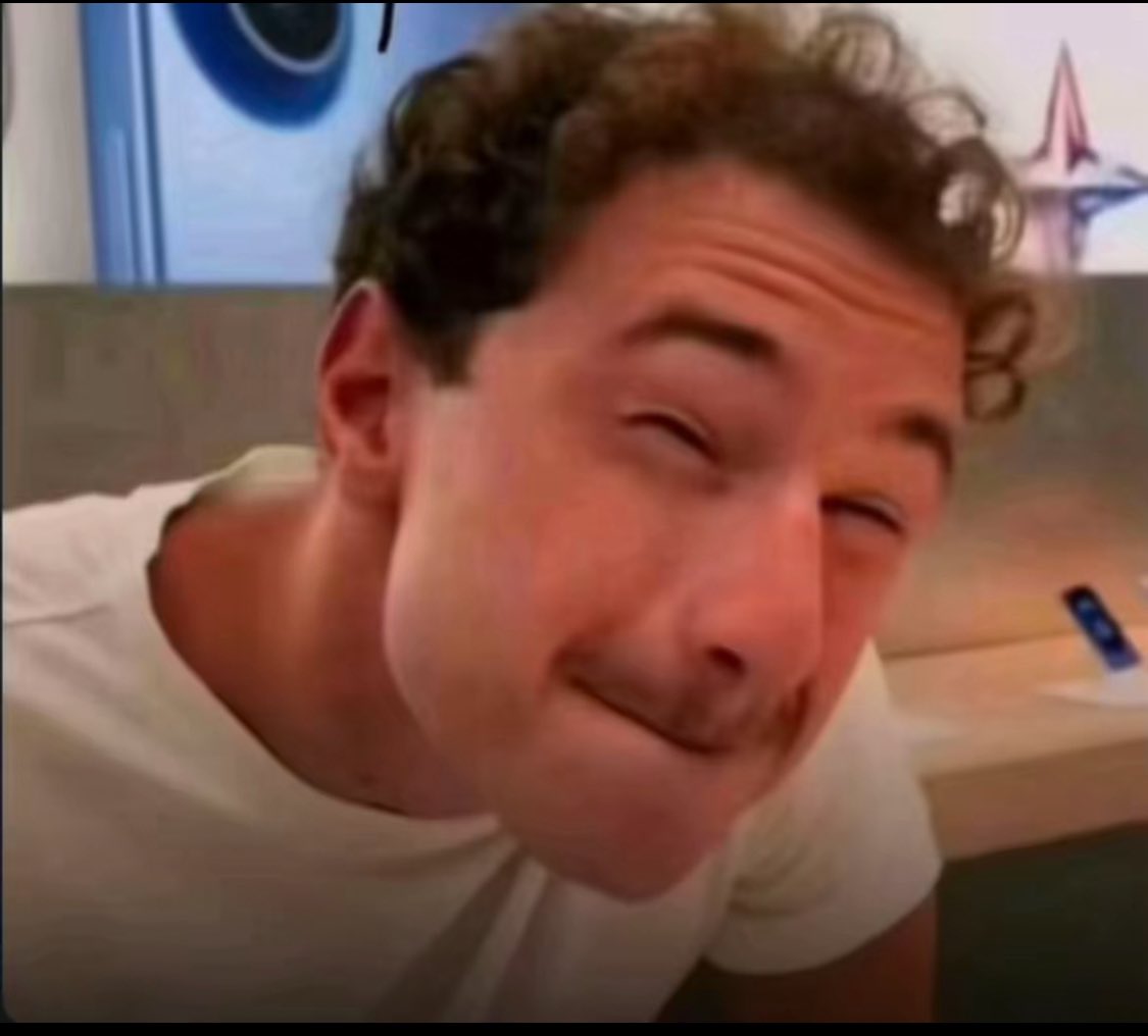 eleonord_7's tweet photo. Moi devant la story de Kemys tellement c’est lunaire ce qu’il dit #ovsie #camelia92 #bebeta https://t.co/3RZBUqz00g
