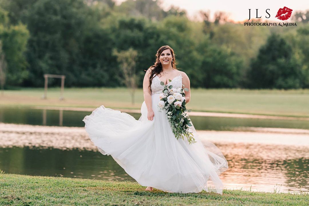 _jordansloan_'s tweet image. Fun bridal portraits of a curvy bride on her wedding day. 
#bridalportraits #curvybride #curvywoman #nashvilleweddings #nashvilleweddingphotographer #nashvilleweddingphotography #murfreesborotnweddingphotographer #murfreesborotnweddingphotography #middletnweddings #funbride