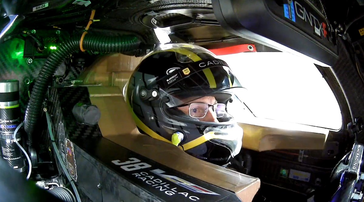 NotFifthGear's tweet photo. Jenson Button taking the chequered flag! https://t.co/FfonDnT5cr
