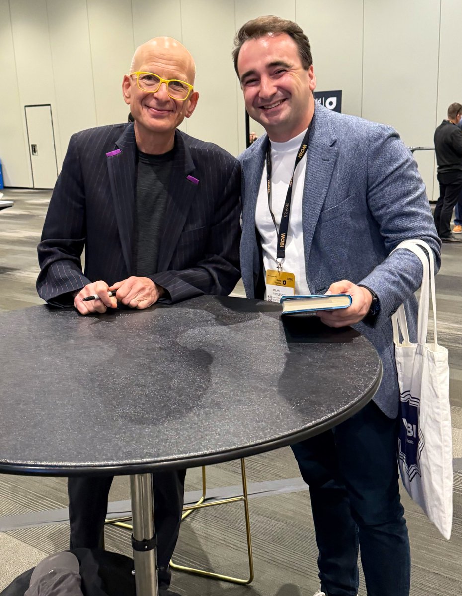Dear folks of #NYC I have lost the book #ThePractice signed by <a href="/ThisIsSethsBlog/">Seth Godin</a> on Thursday at Mercado Little Spain @ Hudson Yards
Please share. If someone has found it please DM me 🙏🙏