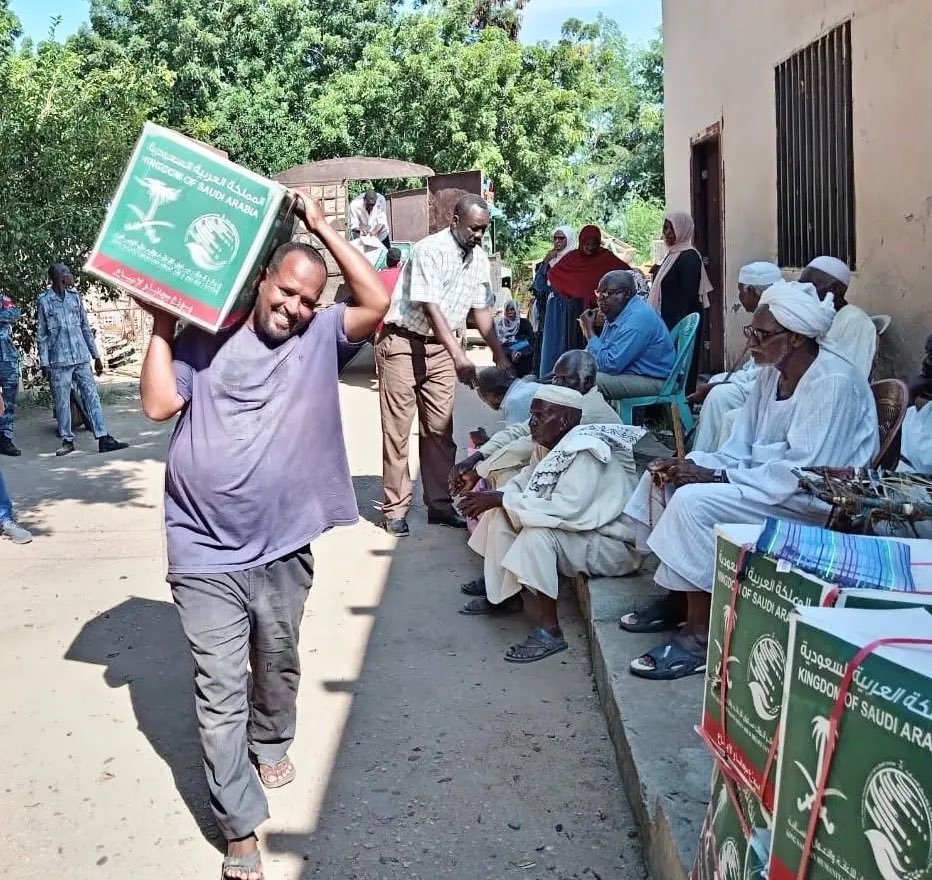 السعودية لا تتراخى في مؤازرة السودان..

توزيع سلال غذائية متنوعة في السودان، لتأمين احتياجات الأسر الأكثر تضررًا.

-