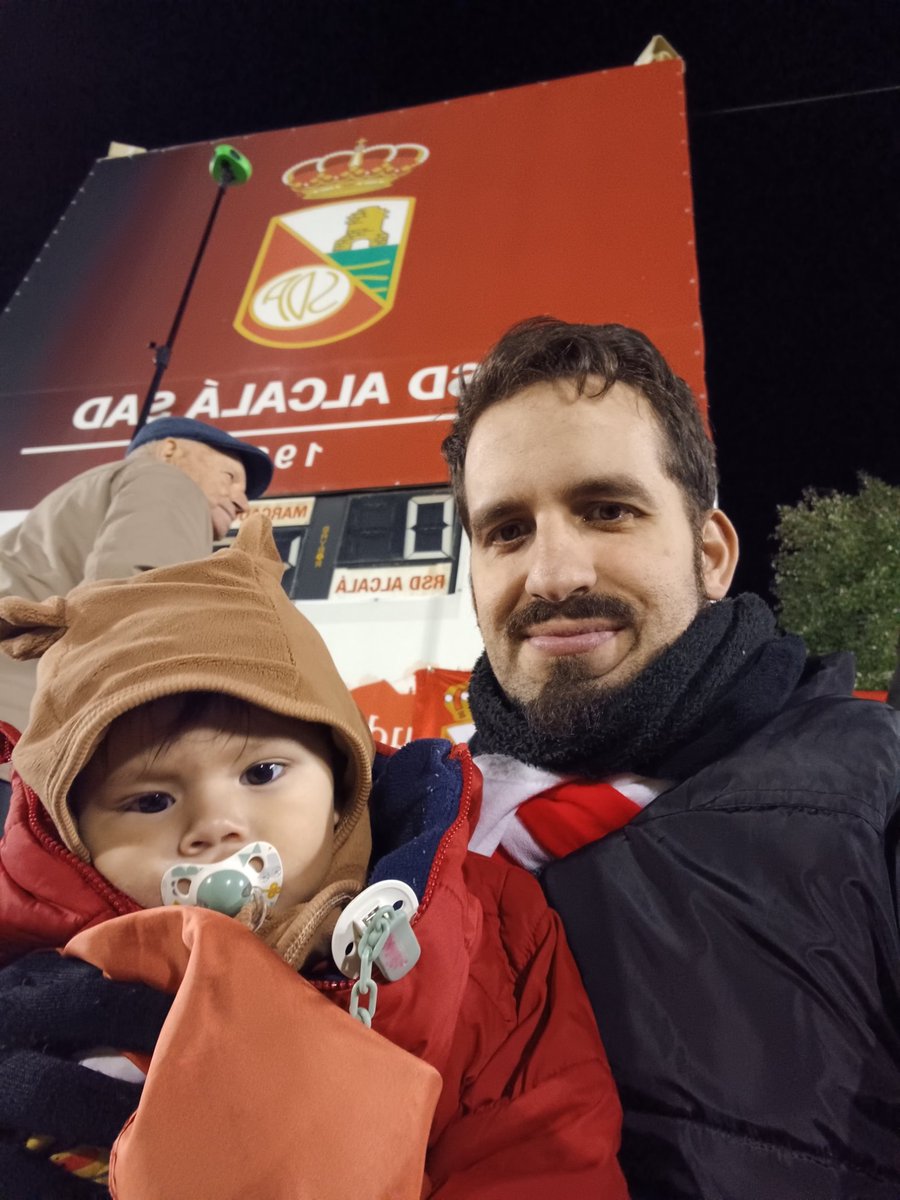 PEAH_oficial's tweet photo. @rsda_oficial Después de la pedazo de victoria de hoy, vas a los CC y aparte de nosotros más gente con camisetas, bufandas del Alcalá... La ciudad se va contagiando #rsda https://t.co/WpxkoBkzQJ