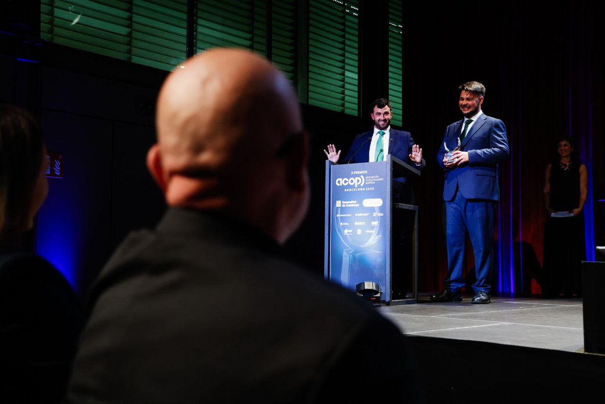 🎙️ Mejor Labor de Divulgación en Comunicación Política

✨ <a href="/Erpatiopolitico/">El Patio Político</a>

🏆Entrega el premio <a href="/claudia_chvl/">Claudia Ortega Chiveli</a>

Acercar el debate político a la ciudadanía con rigor, creatividad e impacto también es hacer política.

📍 #PremiosACOP 
#ACOP2025 #compol #comunicacionpolitica