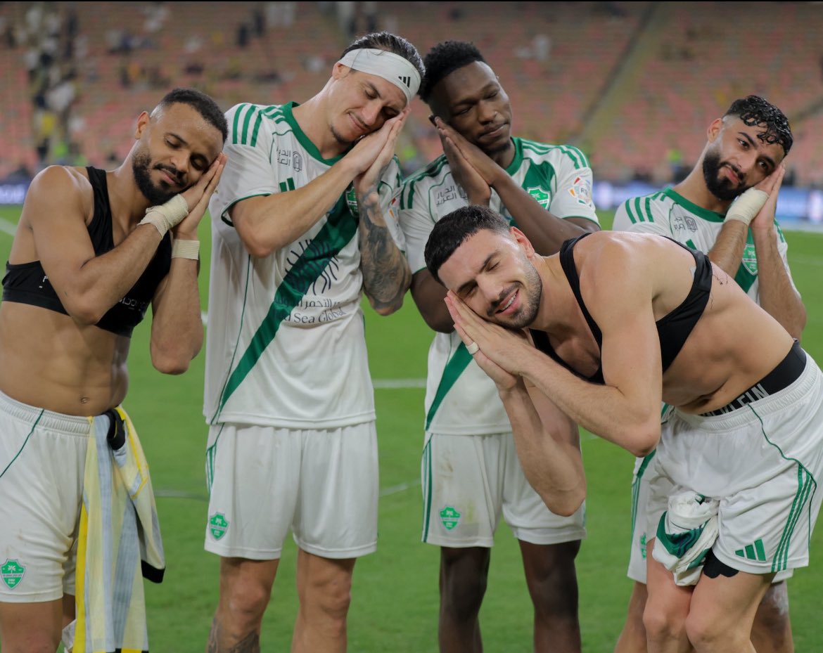 AR7IANO's tweet photo. بشر @ittihad باقي تـحـلـم فـيـنـي ؟ 😴💚 https://t.co/xXiBc4lsE0