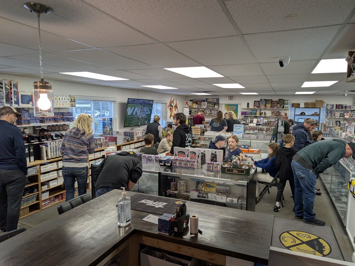Packed #ShopSaturday at the Junction!

#SCJ #TradingCards #WhoDoYouCollect #TheHobby #SportsCards #Collecting #HobbyShop #SUPPORTYOURLCS
