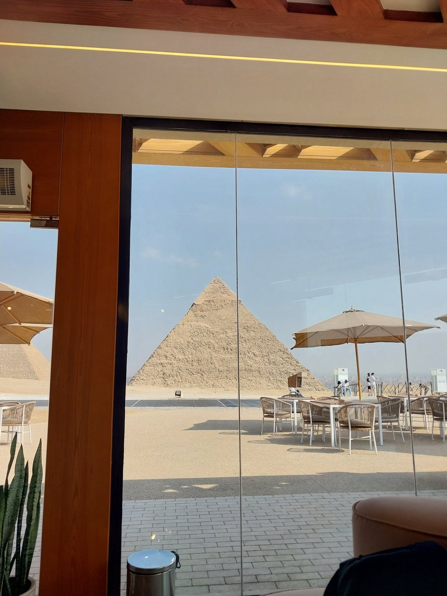 anjouje's tweet image. لو كان حد قالي إنه هيجي اليوم اللي أخد بنتي وصاحبتها الدنماركية ونروح الأهرامات مع نفسنا كده من غير مرشد سياحي  كنت هقول عليه مجنون!
النظام الجديد بجد هايل يا جماعة! أنا مبهورة إن الزيارة عدت بسهولة وسلاسة من غير ما أي حد يضايقنا! طبعا كان لازم ده يحصل من زمان بس برضة حقنا نفرح!