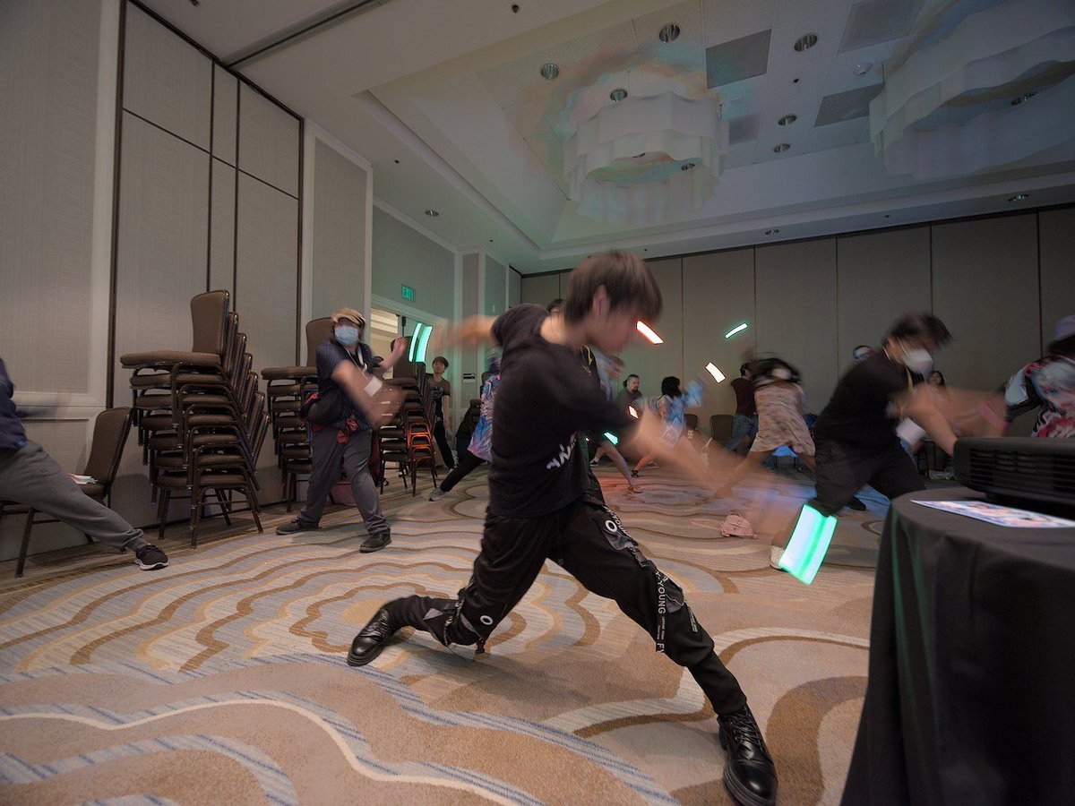 HeyItsSeymour's tweet photo. I watched @aniwazaofficial lead a workshop on wotagei at US Idolfes; it's always important to stretch before doing any of this! #wotagei #USIF #USIF2025 #USIdolFes https://t.co/emVkc7hSXL