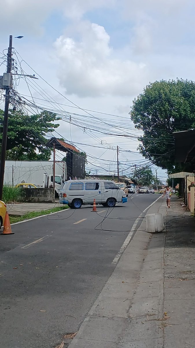 En estos momentos se mantiene un tendido eléctrico caído en la calle B de Ciudad Radial. Debido a esta situación, se implementa un desvío temporal para las unidades que transitan por el área.

🚍Los buses que se dirigen hacia Juan Díaz deberán tomar la calle 133 para continuar su