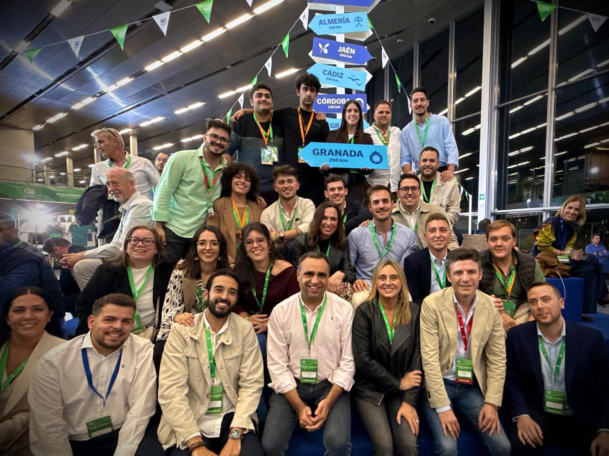 Los jóvenes de Granada, siempre con <a href="/JuanMa_Moreno/">Juanma Moreno</a> 💙

#SiempreAndalucía
#XVIICongresoPPAndalucía