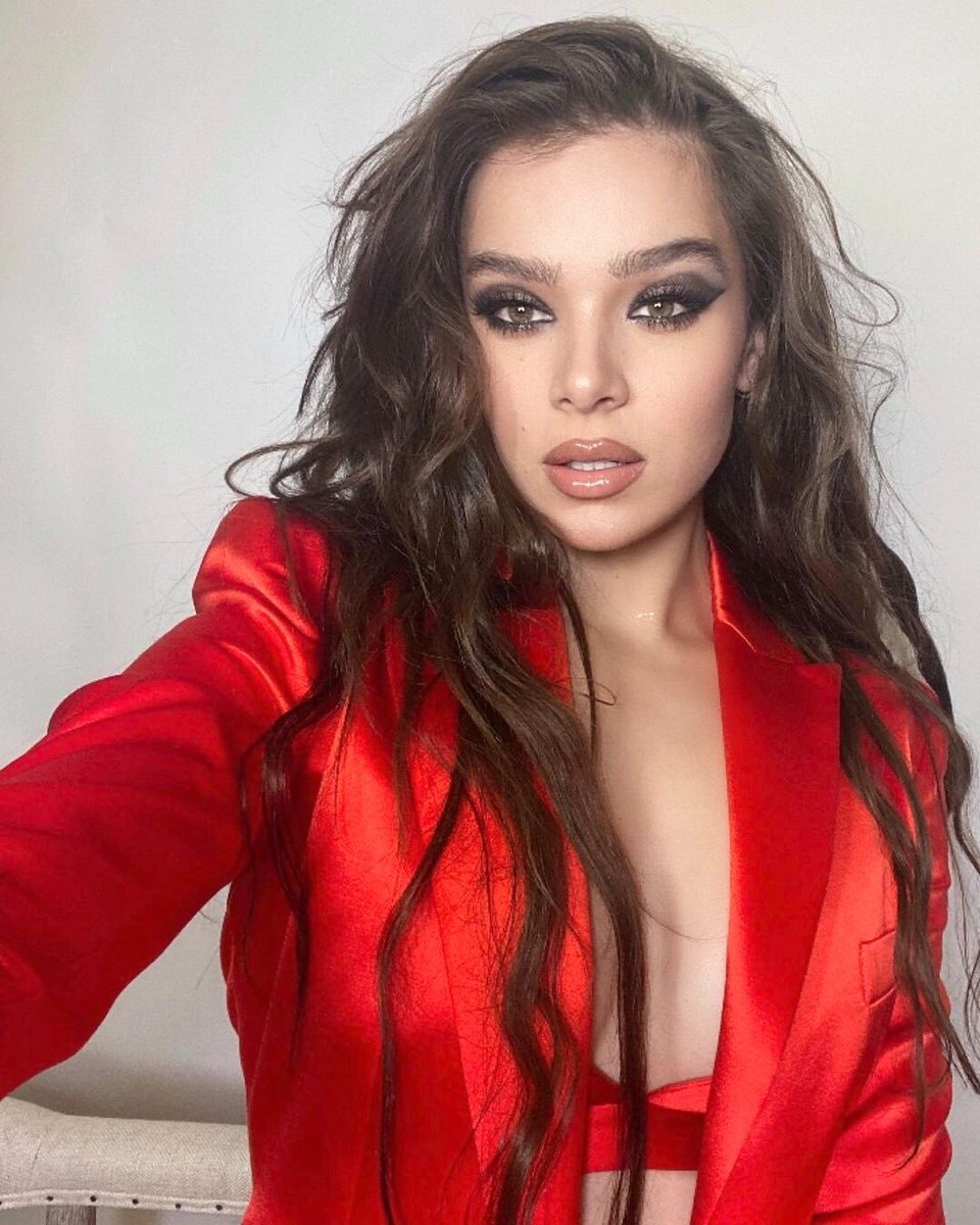archiveshailee's tweet photo. hailee steinfeld in red https://t.co/xZHLUxbtRs