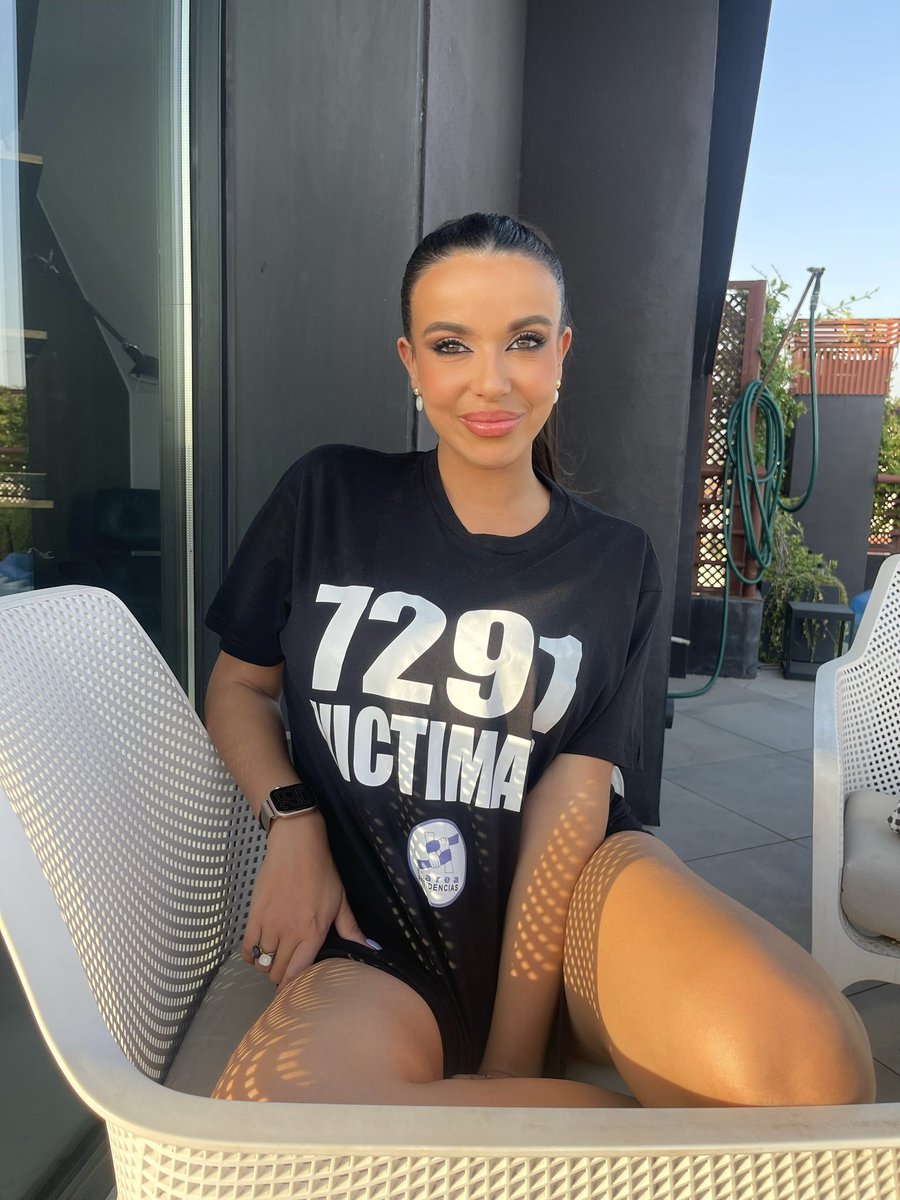 <a href="/SarahPerezSanta/">Sarah Santaolalla. ♀</a> Sólo una ra -ta como tú posaría sonriendo con una camiseta en la que se lee 7291 víctimas y poco más debajo, war-ra. Que además de miserable y mala eres hipócrita.