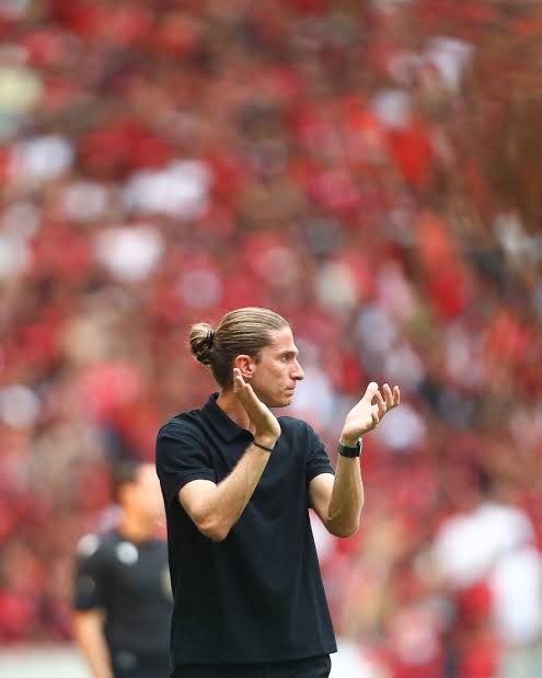 Eu sempre fui adepto da continuidade para técnicos.

E dessa vez o Flamengo pode ter encontrado a tempestade perfeita entre qualidade, identificação e pertencimento ao clube, com Filipe Luis.

E é por tudo isso, e não só por isso, que estarei nas trincheiras até o fim por ele.