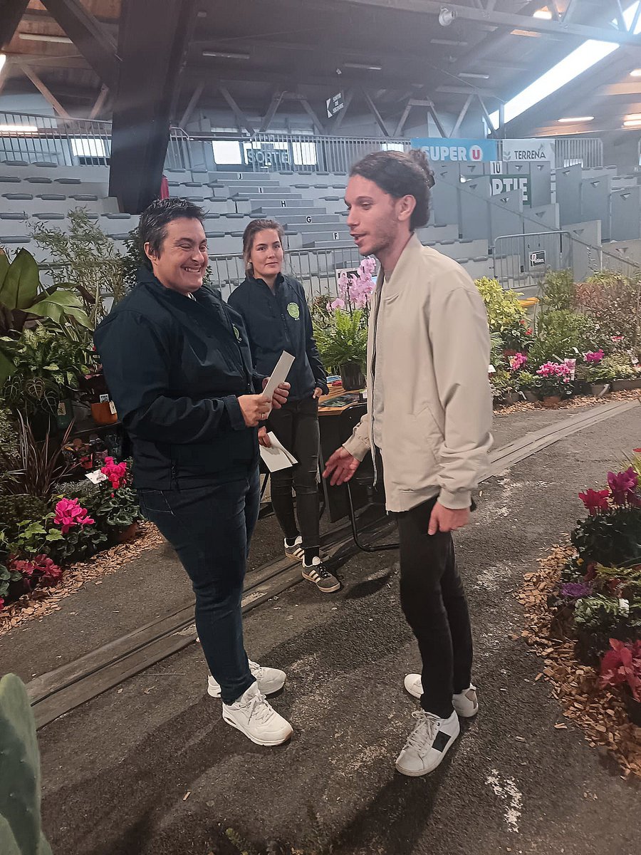 Cet après-midi, tour du salon La ferme s'invite à Poitiers.

C'est l'occasion de constater l'énergie qui se développe sur le territoire et le résultat extraordinaire d'heures de travail 🌱