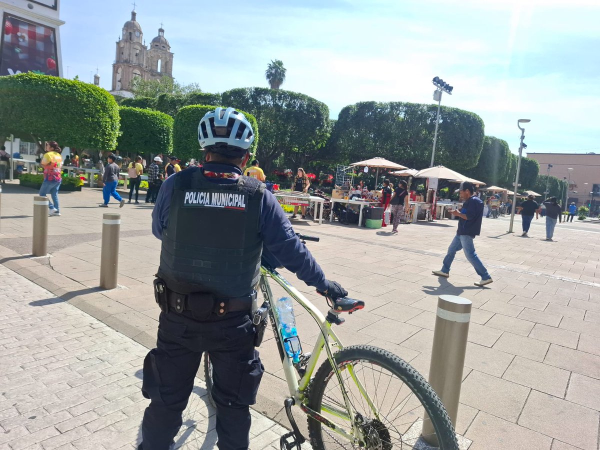 👮‍♂️ Durante el Festival de la Fresa 2025, la Policía Municipal de Irapuato mantiene presencia y recorridos constantes en el primer cuadro de la ciudad.

🚓 Estamos para cuidarte.
🍓 ¡Disfruta con tranquilidad todo lo que Irapuato tiene para ti!