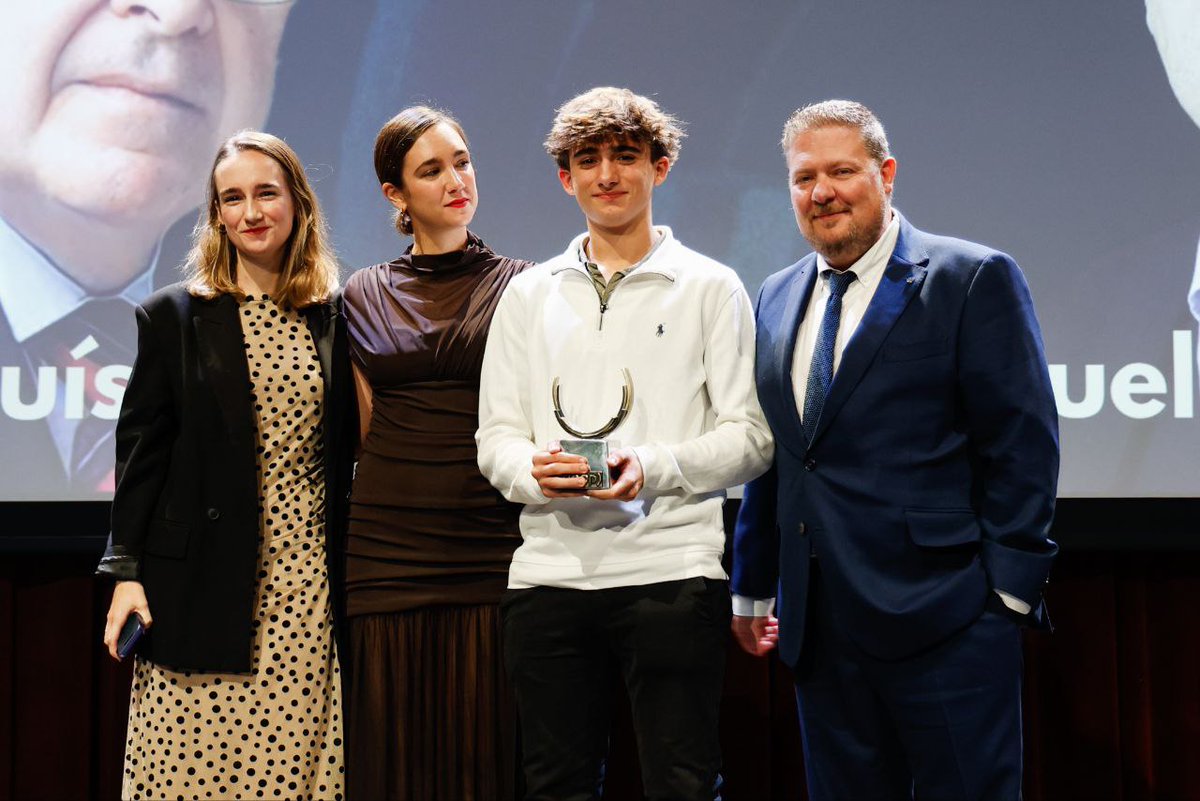 🙏🏻 Premios de Honor a título póstumo a José Luis Sanchís, pionero de la consultoría política en España y a Miguel Barroso, brillante estratega.

✨ Entregan el premio <a href="/Oalvarezdo/">Oscar Alvarez</a> y MJosé Canel.

🏆Recogen el premio sus hijas.

📍 #PremiosACOP 
#ACOP2025 #comunicacionpolitica