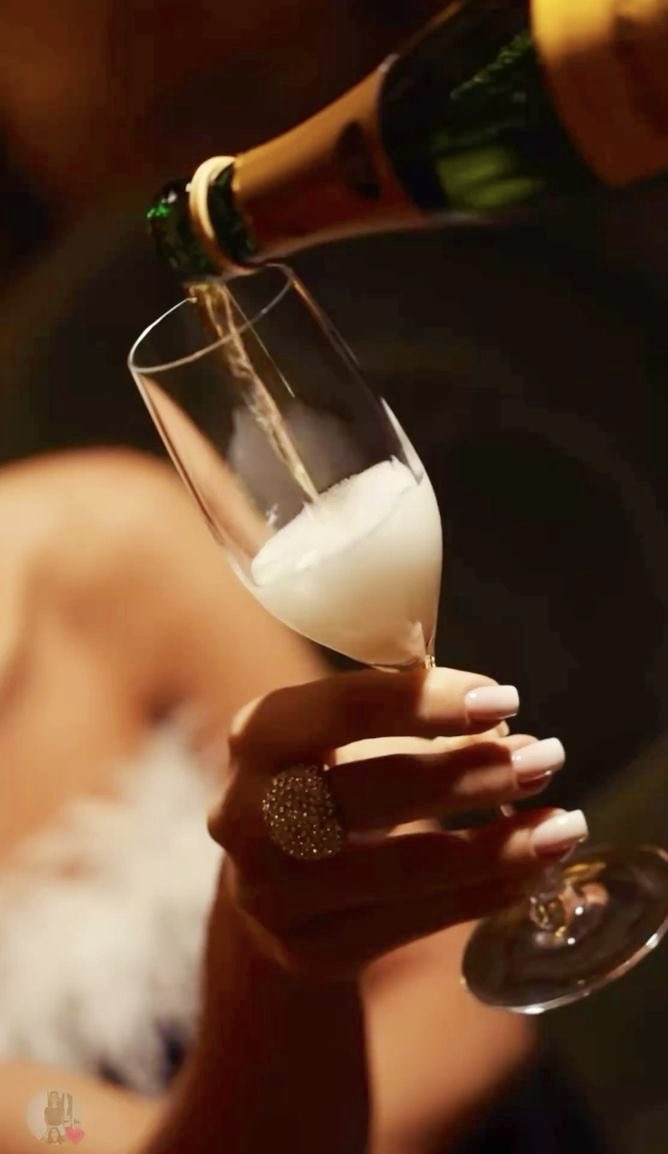 Un #SamediSoir ailleurs, loin… où je verserai ce doux breuvage 🥂 🍾 dans nos coupes… Bulles éphémères de bonheur 💙✌🏻