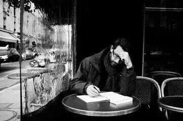 هاهو الصيف
يلملم بعضه لـ الرحيل
وهاهو قلبي
يتأنق لقدوم الشتآء 
ليشعل له شموع الذكريآت 
ويقدم له أورآق القصائد .. 
ويهديه سعآدة الأمس 
لعلها تتجمد بفصل الغياب 
ويدفنها الجليد في أحشاء النسيآن
ويهطل من روح السحـآب غيثا ً 
يغسل سآعآت الليل من وحشة الإنتظـآر ..!