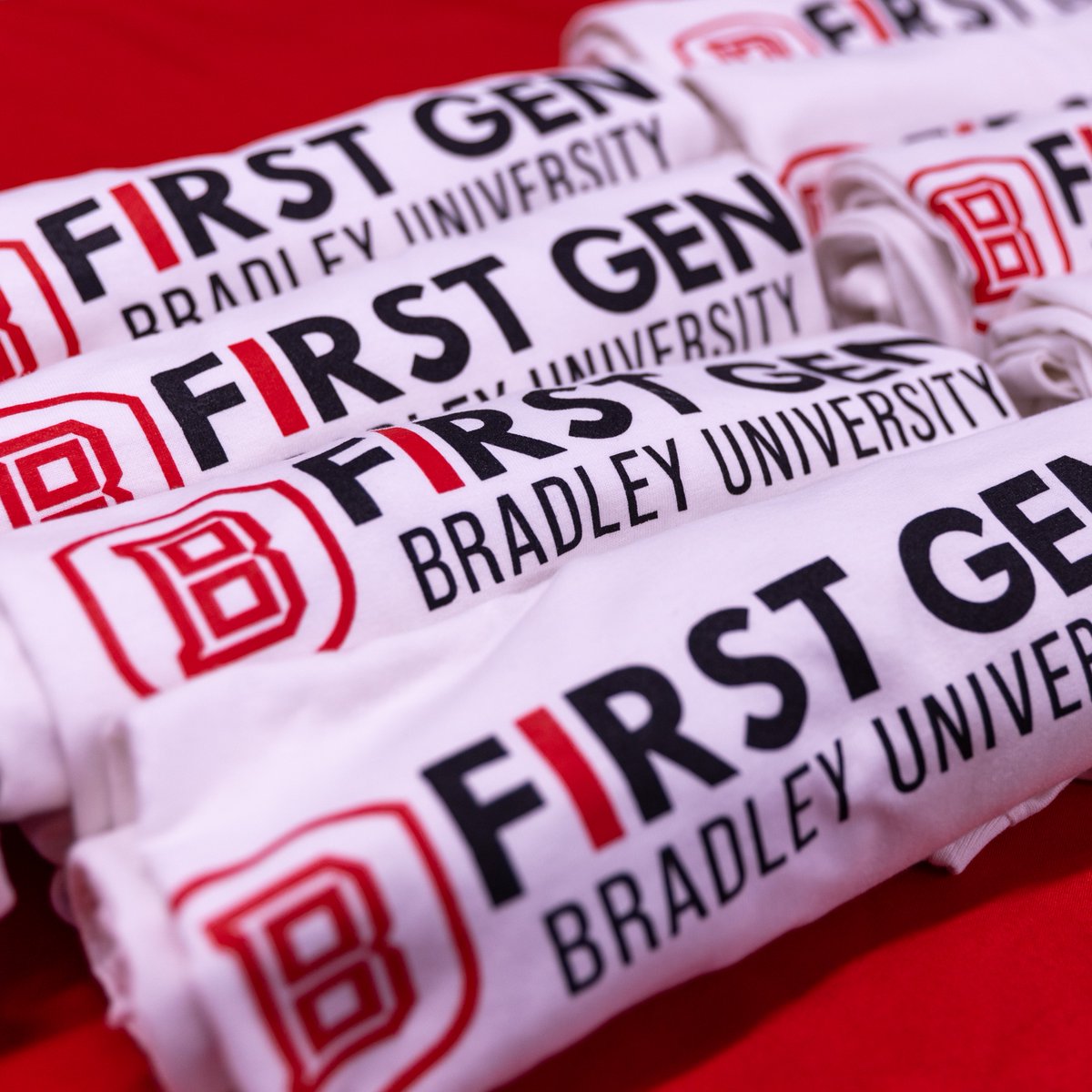 bradleyu's tweet image. Leading the way 👋 Making history 🌟 It’s all a part of being first-gen and we’re here to celebrate the determination and strength it takes!

#FirstGenCollegeStudentDay #BradleyUniversity #FirstGenProud