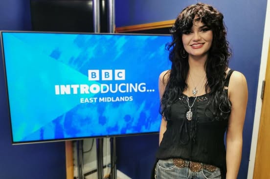 🦉Amber Saqladi is in the building! 

🎵 She’ll be telling <a href="/deanjacksondj/">Dean Jackson</a> about the meaning behind her new track 'No Apologies' and the evolution of her sound over the past two years. 

📻bbc.co.uk/programmes/m00…