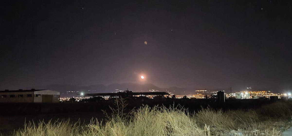 Así de bonita sale la luna menguante tras la Sierra de Huétor en un cielo estrellado. 12° en Vegas del Genil