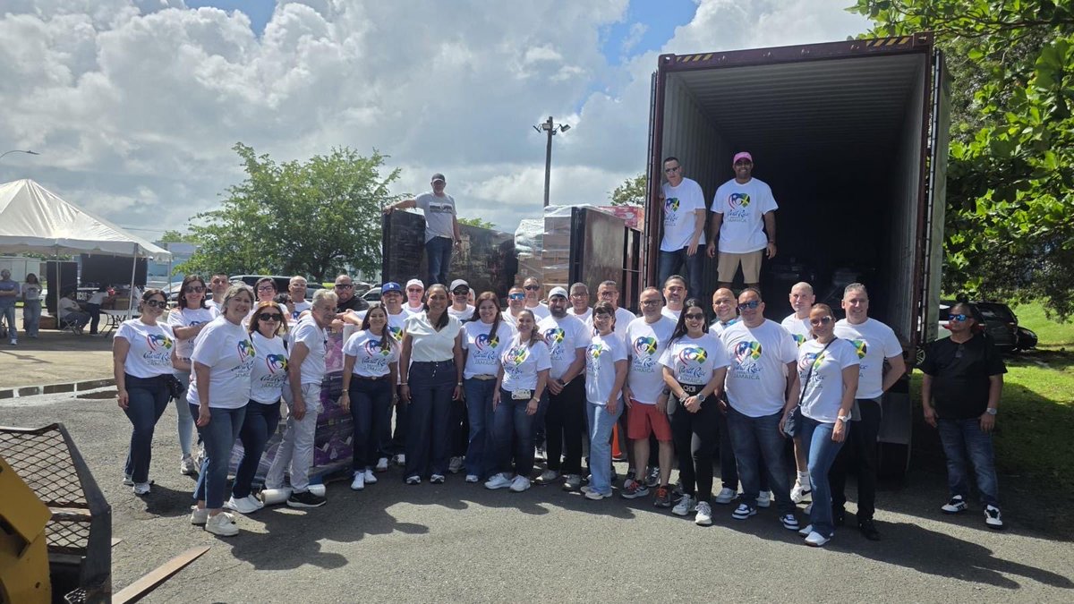 Desde de Fajardo, la secretaria <a href="/RosachelyRivera/">Rosachely Rivera Santana</a>  y el alcalde José Aníbal "Joey" Meléndez visitaron hoy sábado el centro de acopio donde ciudadanos llegaron para llevar sus donaciones que irán a los damnificados de Jamaica, una iniciativa humanitaria del <a href="/gobiernodepr/">Gobierno de Puerto Rico</a>.