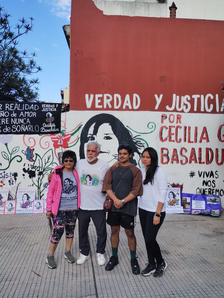 Lavacatuitera's tweet image. En el cumpleaños número 42 los padres de Cecilia Basaldua y sus hermanos la recuerdan así. Su femicidio sigue impune 👇