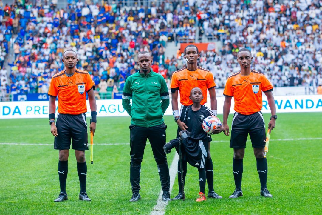 Football isn’t just about goals. It’s about humanity, humility &amp; compassion. Ruboneka gave his Man of the Match award money to Nizeyimana Theoneste. 
.
.
 Ruhago si ugutera mu rushundura gusa, ni ugukoresha impano yawe usakaza urukundo ku bakubona nk'inyenyeri

Way to go, Bosco👏