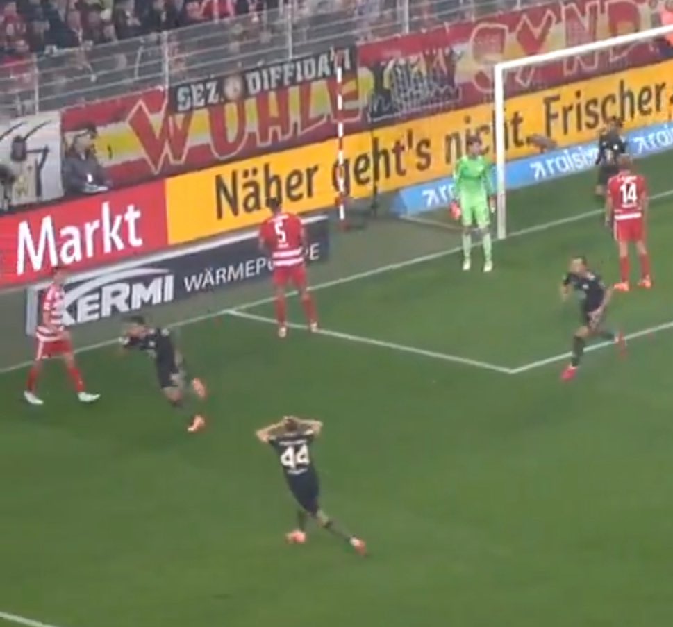 <a href="/Football__Tweet/">Football Tweet ⚽</a> Same reaction for different reasons 😭 understandable for both haha