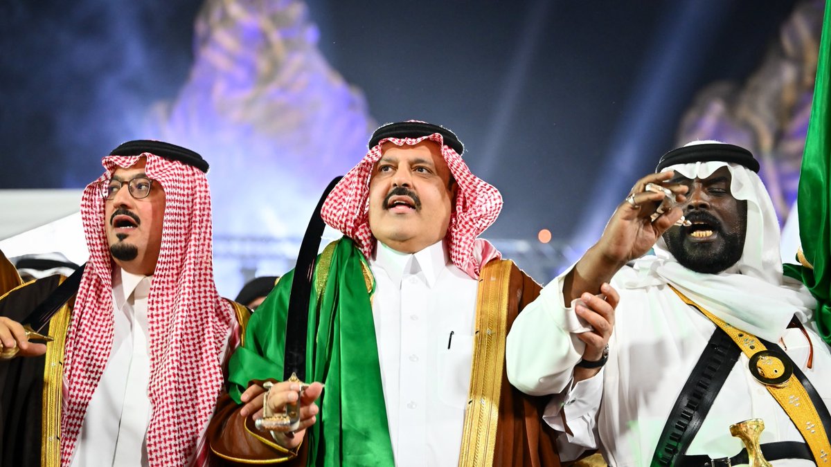 abodalmny3's tweet image. صاحب السمو الملكي الأمير عبدالعزيز بن سعد ال سعود حفظه الله وسمو الأمير عبدالله بن خالد ال سعود وسمو الامير فهد بن خالد بن سلطان يشاركون في العرضة السعودية في الحفل الختامي لـ #بطولة_حائل_الدولية_لجمال_الخيل العربية الأصيلة 2025م 

#عبدالله_المنيع 📸🇸🇦.