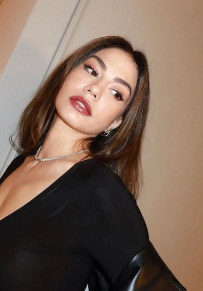 خلينا نتفق بشيء 
ديميت في أعلى مراحل الجمال بحياتها حاليا 
مو طبيعي le glow up ♥️

#DemetÖzdemir