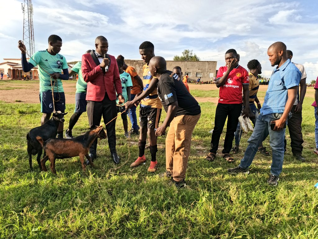 The victorious Masaka Boda Boda Community was joyously presented with a goat by the guest of honor to celebrate their triumph in the #MasakaMenFootball match. 

What a wonderful gesture of love from the #Wetuli campaign.