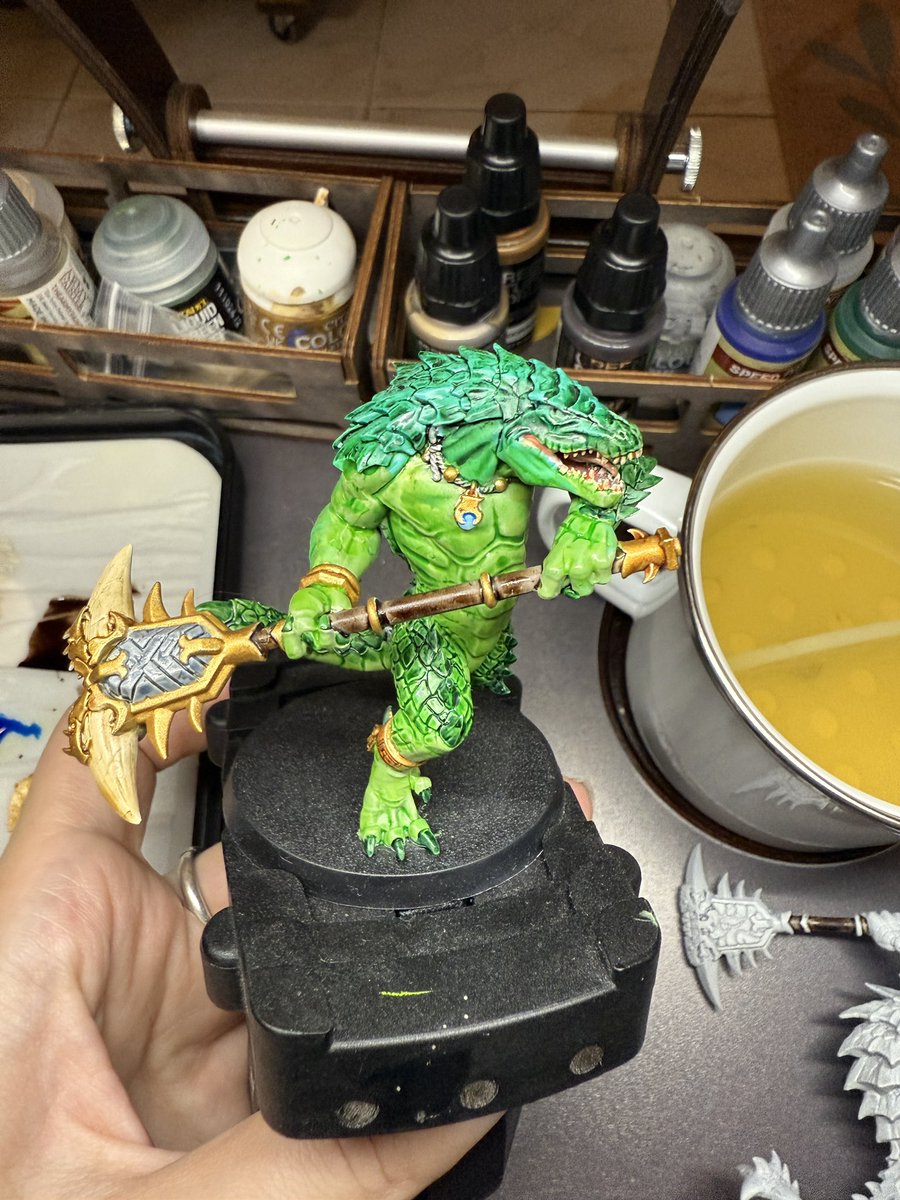 Вспоминаю, каким концом держать кисть, а также гуглю, какого цвета у крокодила пасть