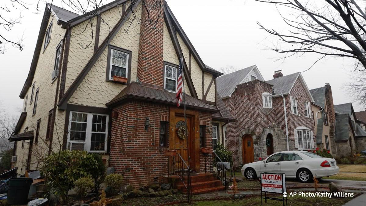 The house in which the President of the USA D. grew up. Trump <a href="/realDonaldTrump/">Donald J. Trump</a>, put up for auction for $2.3 million. I want to buy and make a museum there!