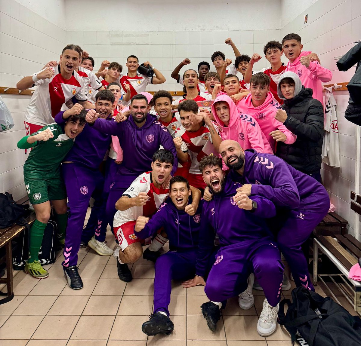 El JB continua líder a Preferent i torna a sumar +3 al camp del CE Júpiter gràcies als gols de Steven i Gio.

L’equip de <a href="/DanieGonzalez21/">Daniè Gonzalez</a> és primer i es situaria en posició d’ascens.

Moltes felicitats nois🤩

#SomhiHospi #SomFutur⚪️❤️