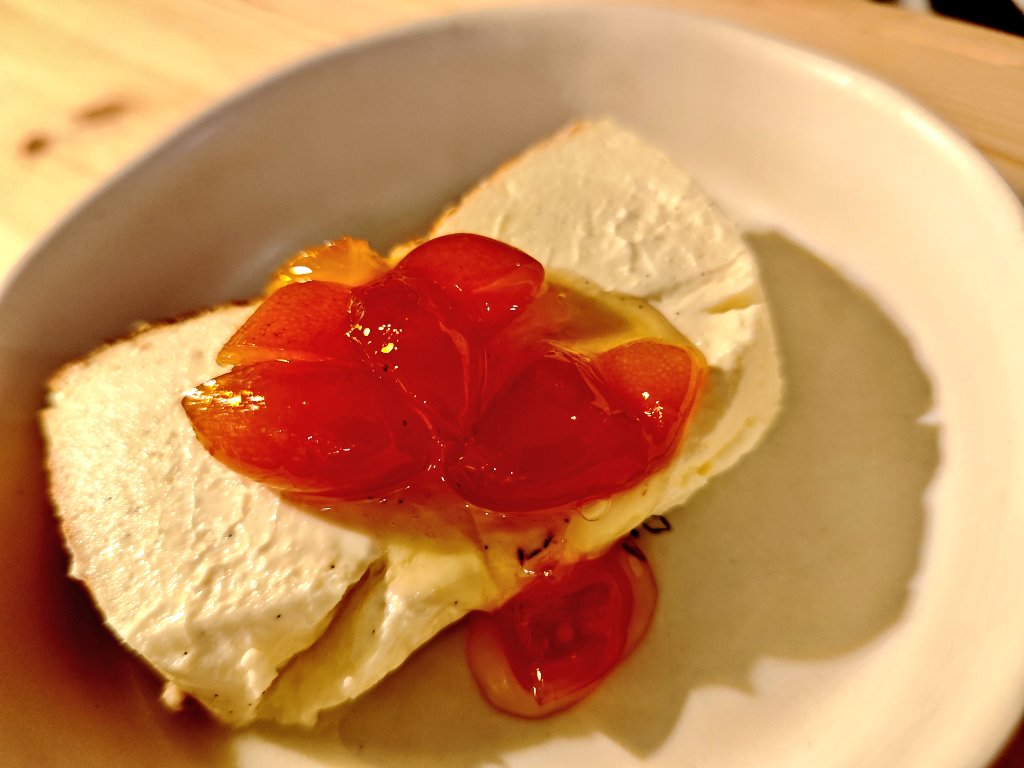 Noru Bar, Gràcia. Les taules eren de 4, érem dos i ens han fet seure a una barra tan alta que he tornat a la infància. Tot de qualitat i cuqui. Massa suau, pel meu gust. M'han donat una targeta de copons, si hi vas 10 cops, un de gratis. No l'he agafat.