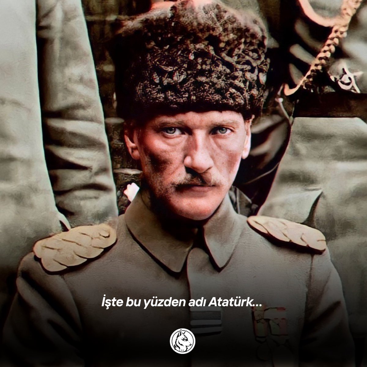 TTAgrup's tweet photo. Bastırdığı paranın üzerine Bozkurt koydurdu.

Yakın arkadaşlarına Bozok, Bozkurt gibi soy isimler verdirdi.

Manevi kızına Ülkü adını verdi.

Türk Tarih Kurumu, Türk Dil Kurumu’nu kurdu.

“Ergenekondan Çıkış” tablosunun yapılmasını istiyor.

Türk Tarih tezini hazırlatıyor.

Asırlar sonra Türk adını vererek Türkiye Cumhuriyeti’ni kuruyor.

“Bir Türk Dünyaya bedeldir.” sözüyle dünyaya sesleniyor. 

Türklüğün ebedî olduğunu haykırıyor.

“Muhtaç olduğun kudret damarlarındaki asil kanda mevcuttur.” diyerek kutlanmış Türklüğünü hatırlatıyor.

Her konuşmasında Türklük vurgusu yapıyor.

İşte bu yüzden adı Atatürk…