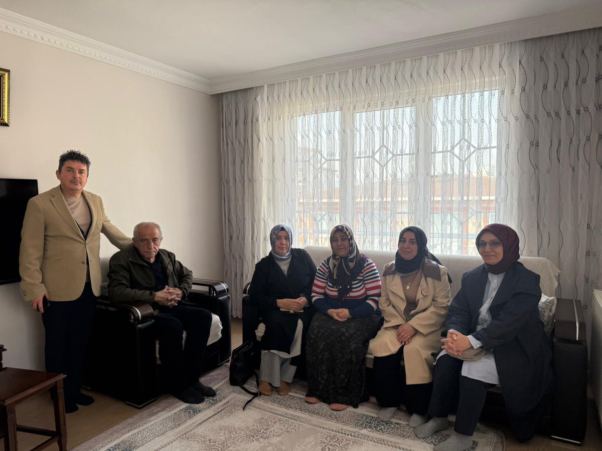 İl Yönetim Kurulu Üyemiz <a href="/YurdanurBika/">Yurdanur Bika</a>, İlçe Sağlık Komisyonu Başkanımız <a href="/MertNezih/">Nezih MERT</a> , Sağlık Komisyonumuz ve Armağanevler Mahalle Başkanımız Turgut Yıldırım bugün İl Başkanlığımızın 39 ilçemizde eş zamanlı olarak başlattığı “Evde Sağlık Ziyaretleri Programı”