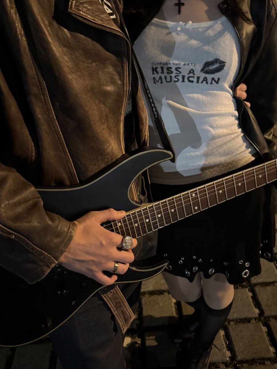 lassybees's tweet image. support the arts, kiss a musician