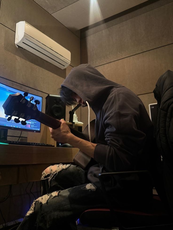 lassybees's tweet image. support the arts, kiss a musician