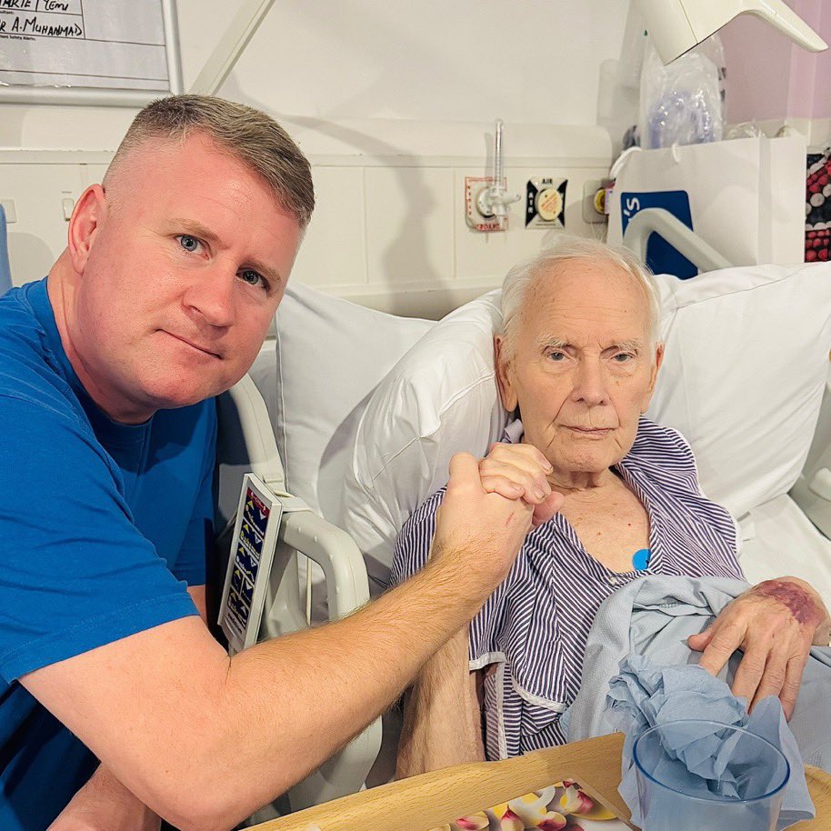 TheUKAr's tweet image. زعيم حزب بريطانيا أولًا اليميني المتشدد بول غولدنج يقع في حرج أمام أنصاره ويضطر لحذف صورته مع جدّه المريض.. ولكن ما السبب؟!

الزعيم القومي يحرض بشكل مستمر على المسلمين والمهاجرين ويطالب بجعل بريطانيا دولة بلا مهاجرين.. ولكن حين ذهب لزيارة جده التقط هذه الصورة ولم ينتبه للوحة…