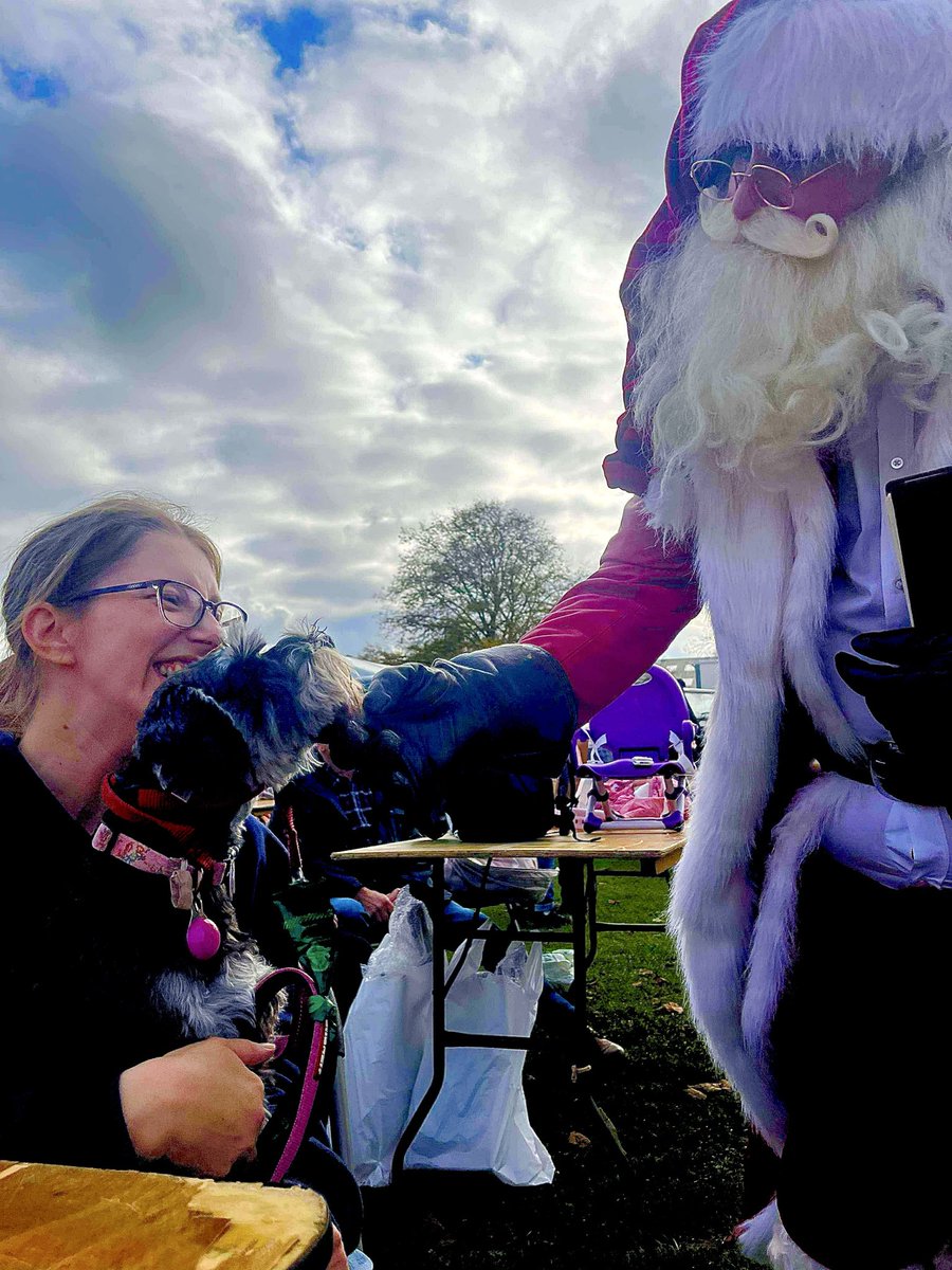 _Rufus_Dog_'s tweet photo. Went owt to a Christmas market today with the Hoos and met The Grinch and Santa!! #TheGrinch #Santa #ChristmasMarket #SchnauzerGang https://t.co/NCNbPj8tx2