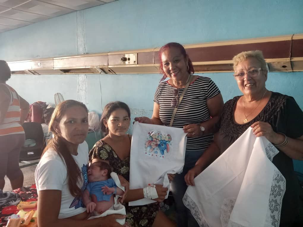Odalis_BatistaP's tweet photo. 🤰👏🚼 Samuel no esperó retornar a #Guamo, quiso nacer en #LasTunas; son de las cosas hermosas que deja #Melissa
Hasta el hospital llegaron los donativos. Inmobiliaria de Servicios y Sindicato Prov de CGS se encargaron de que tuviera su canastilla.
@Colina_CTCuba @Tra https://t.co/mjHnTbwEJR