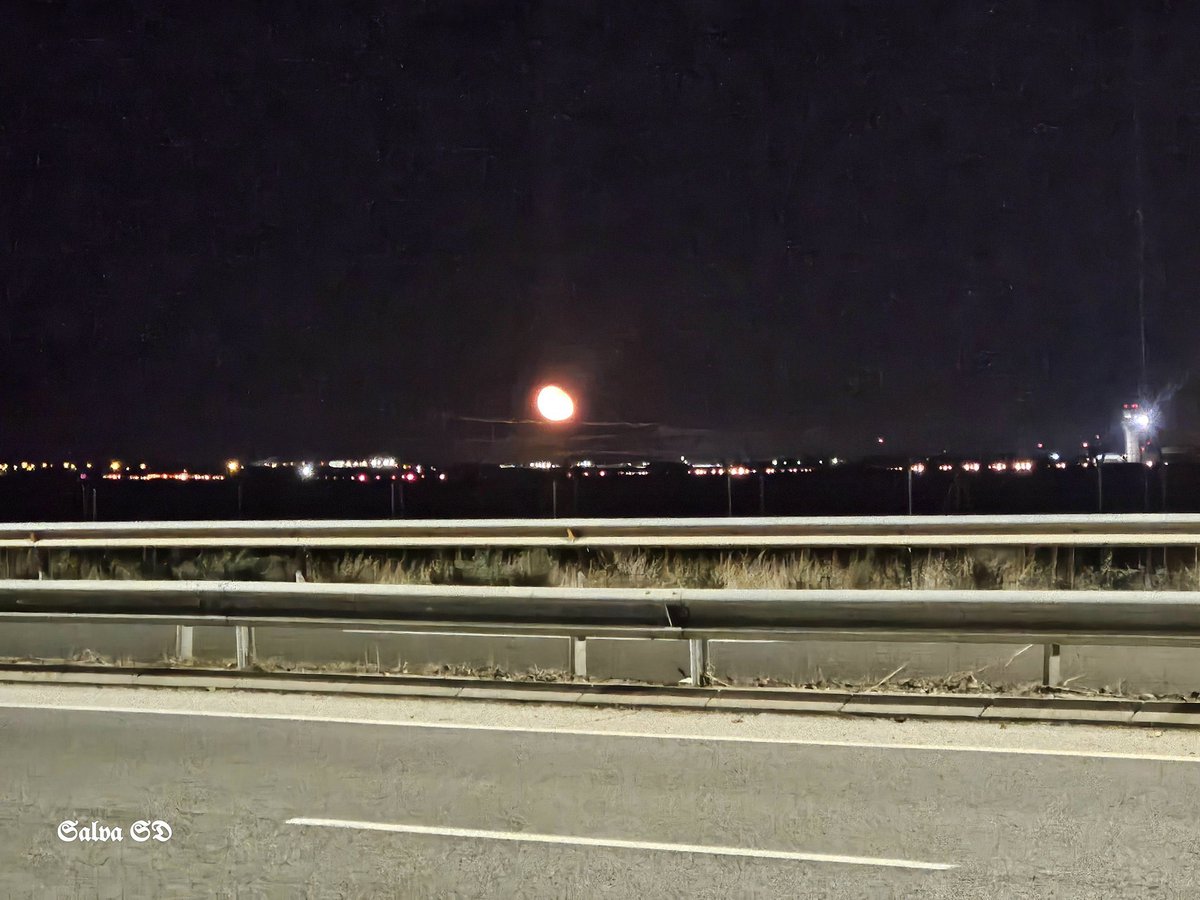 Luna menguando saliendo junto a la zona de la Base Aérea de Torrejón de Ardoz.

Foto cedida por <a href="/SalvaSD_/">𝕾𝖆𝖑𝖛𝖆 𝕾𝕯 🇪🇸</a>