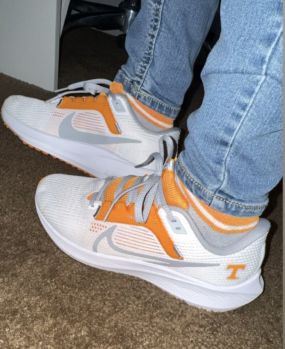 715MoonGoddess's tweet image. It’s Saturday. We wear orange. And of course, kicks to match😎🍊 #GBO #V4L #KOTD 👟🧡🤍