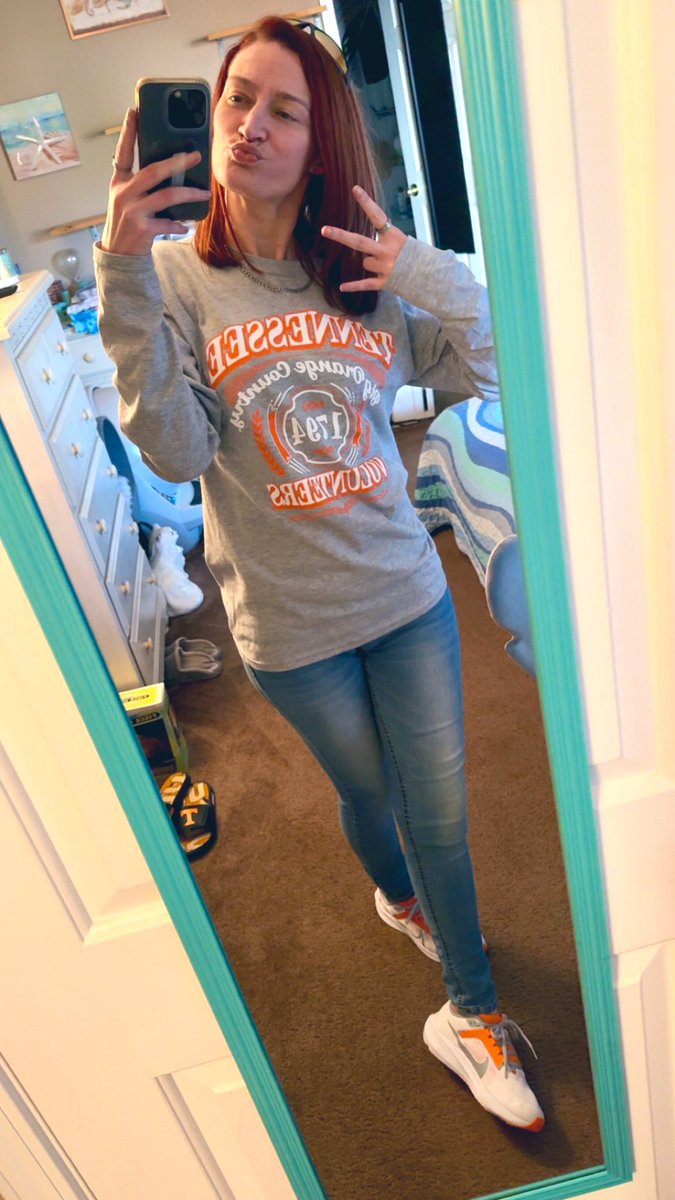 715MoonGoddess's tweet image. It’s Saturday. We wear orange. And of course, kicks to match😎🍊 #GBO #V4L #KOTD 👟🧡🤍