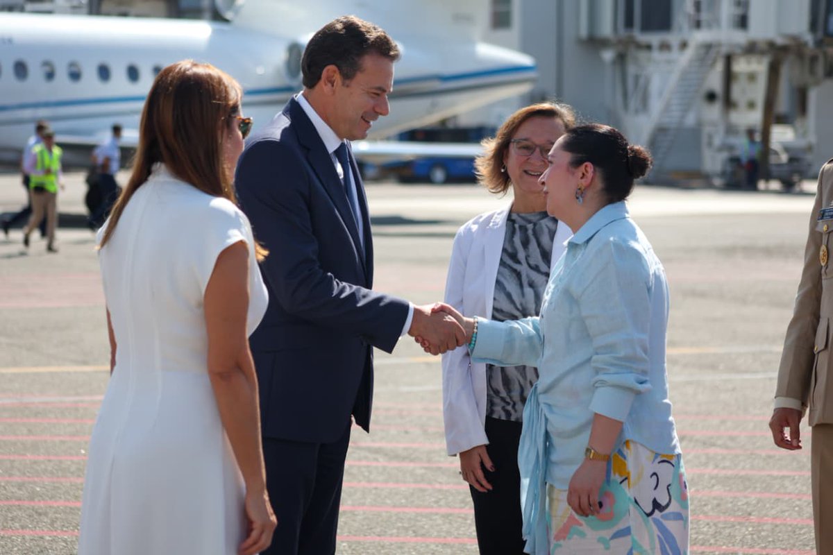 Recibimos en Santa Marta al Primer Ministro de Portugal, Luís Montenegro (<a href="/LMontenegro_PT/">Luís Montenegro</a>), quien llega a participar en la IV Cumbre CELAC–UE, un encuentro que fortalece la cooperación y el diálogo entre América Latina, el Caribe y Europa. 🇨🇴🤝🇵🇹 

#ColombiaEsCELAC