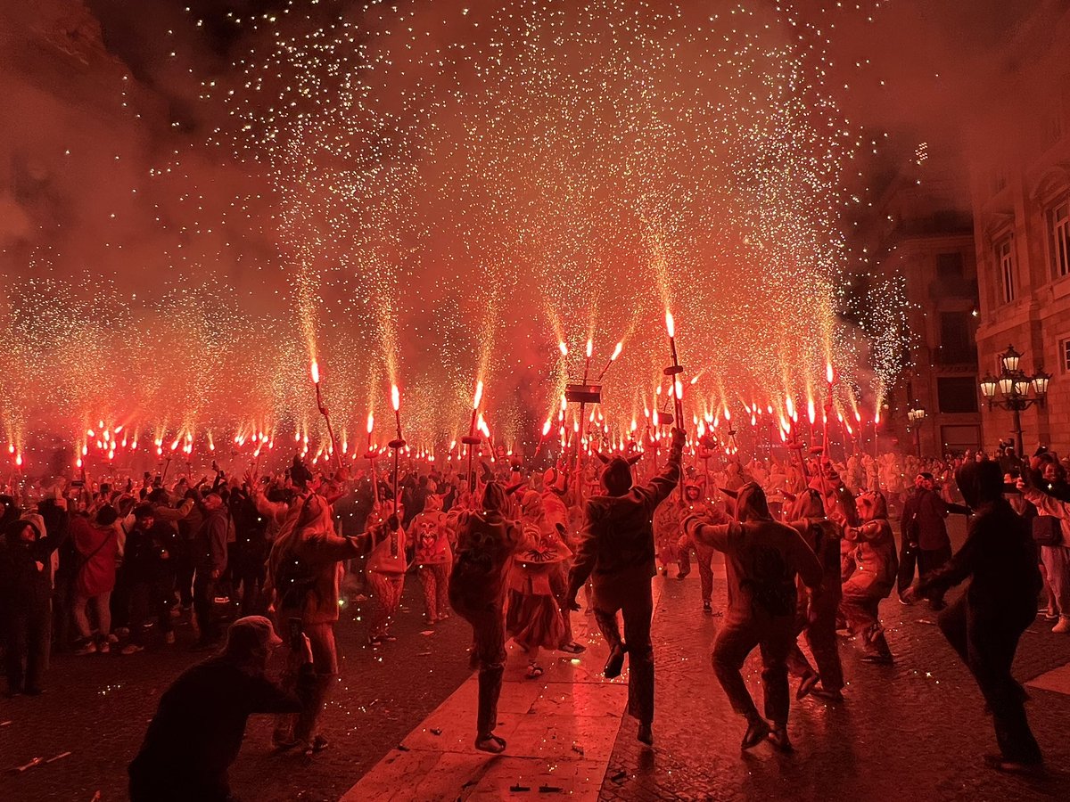 Cercavila de foc pel Barri Gòtic per part dels Balls de Diables de la Xarxa de Balls de Diables de Catalunya.