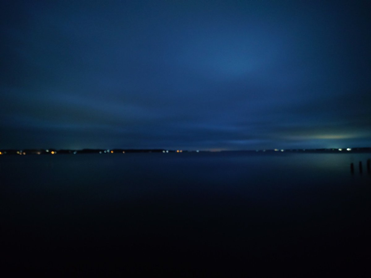 おはようございます☁
霞ヶ浦アサンポ 5:39　外気温11℃

空一面を覆う厚い雲。
その下で、冷たい北風が頬を打ちます。
夜の名残がまだ残る湖面は、光を拒むように静まり返っています。

今朝も有り難い。
すべての生き物が幸せでありますように🙏