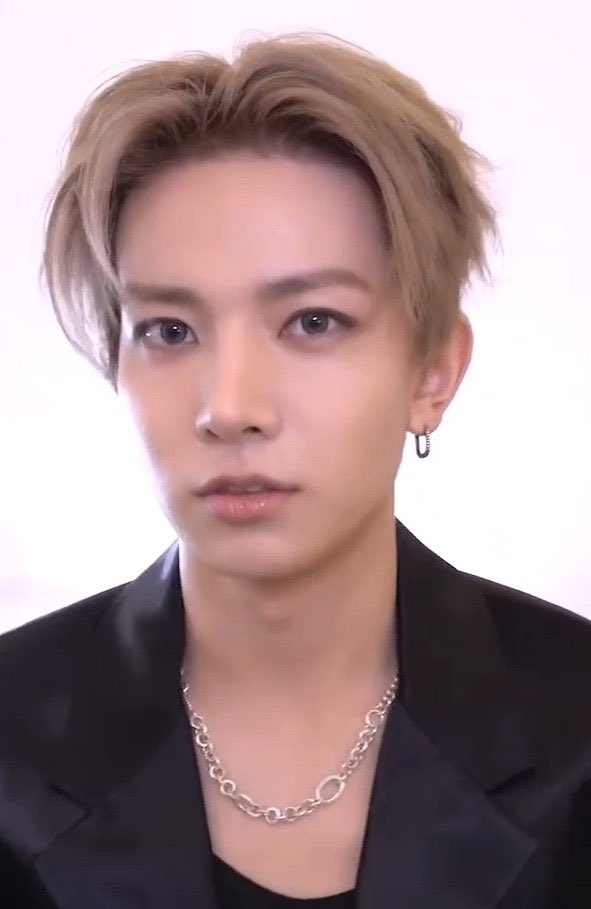 heesevns's tweet image. if i had eyes like his i would never blink